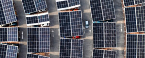 Vue aérienne de panneaux photovoltaïques sur un parking