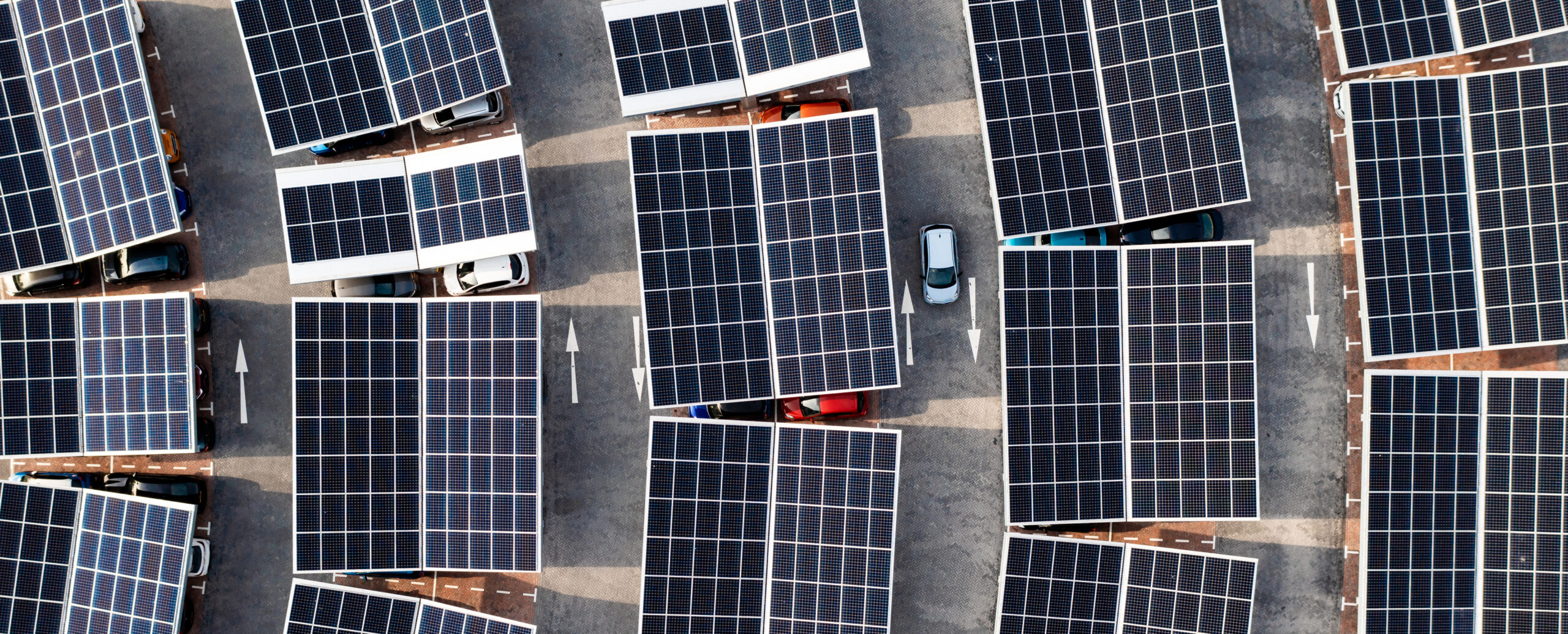Vue aérienne de panneaux photovoltaïques sur un parking
