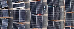 Photo aérienne d'un parking recouvert de panneaux photovoltaïques.