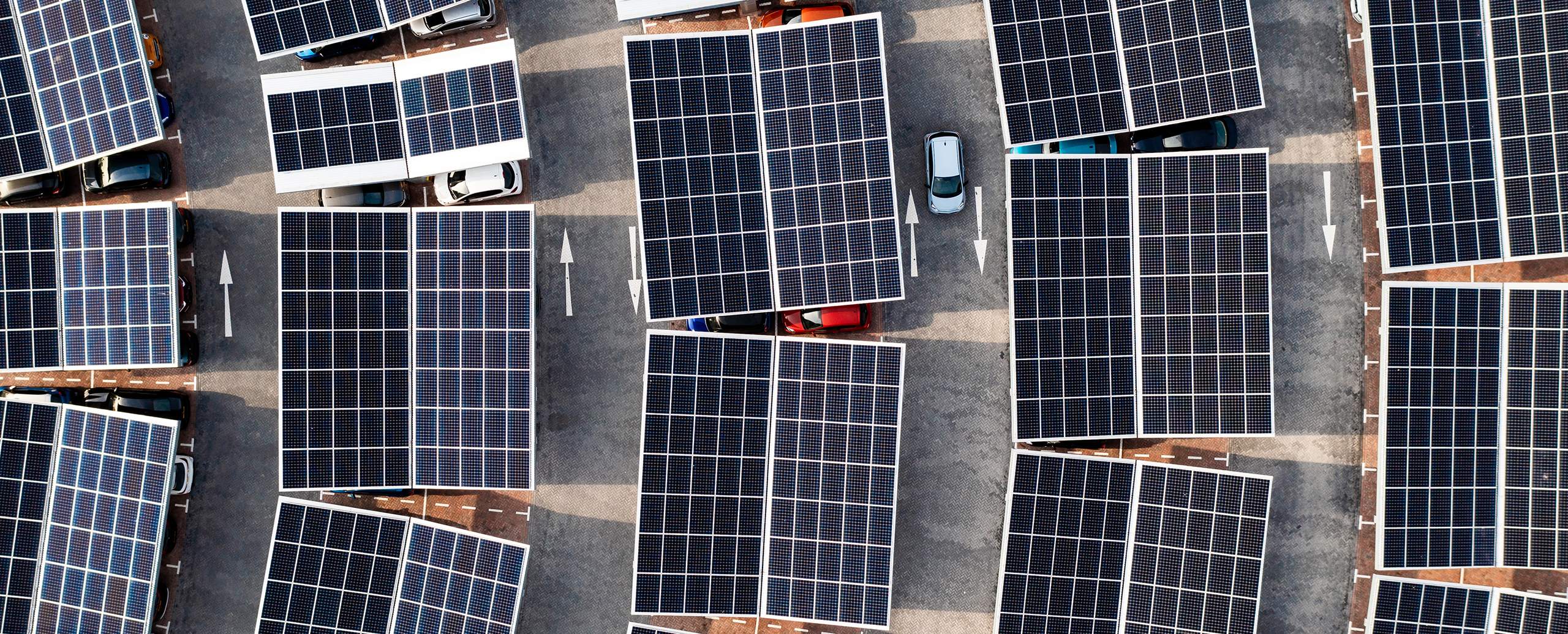 Photo aérienne d'un parking recouvert de panneaux photovoltaïques.